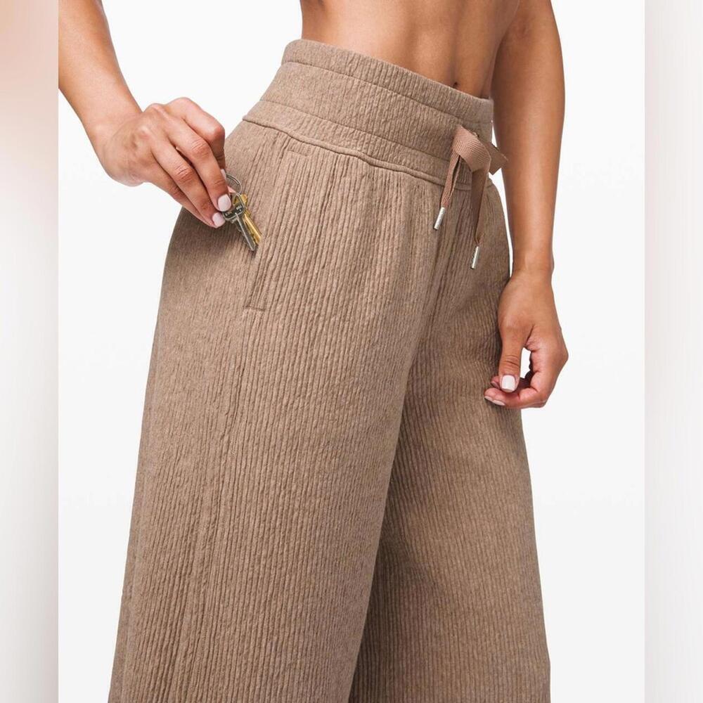 1 Lululemon Retreat Yourself Crop - Heathered Soft Sand - Picture 3 of 9